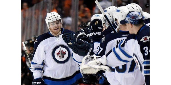 Winnipeg Jets utser Adam Lowry till kapten efter ett år